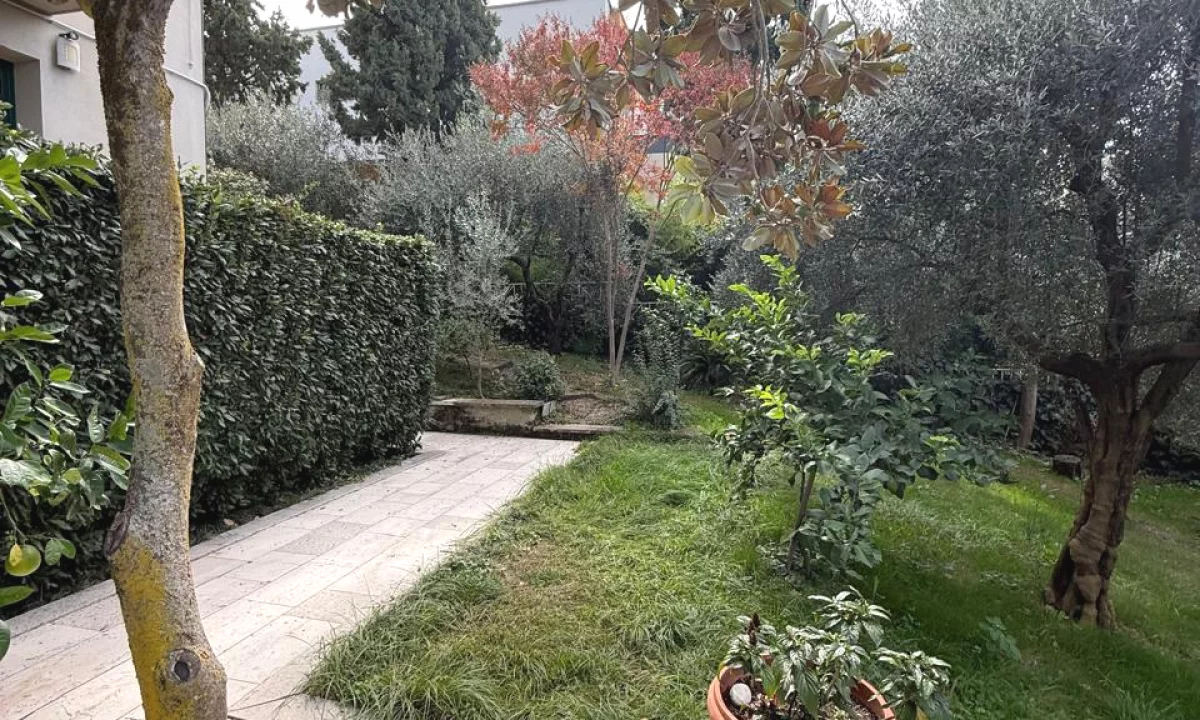 Shtepi me qera Vila Luksoze ne Tirane, 7+1, Mobilimi E mobiluar, Pagesa 3,000  Euro.