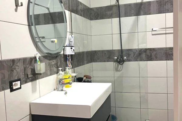 Shtepi me qera 2+1 ne Tirane - 690 Euro