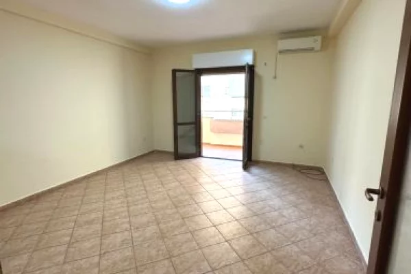 Jepet me qira apartament 2+1+2 dhe per zyra ambient biznesi, tek Komuna e Parisit , prane Klinikes E