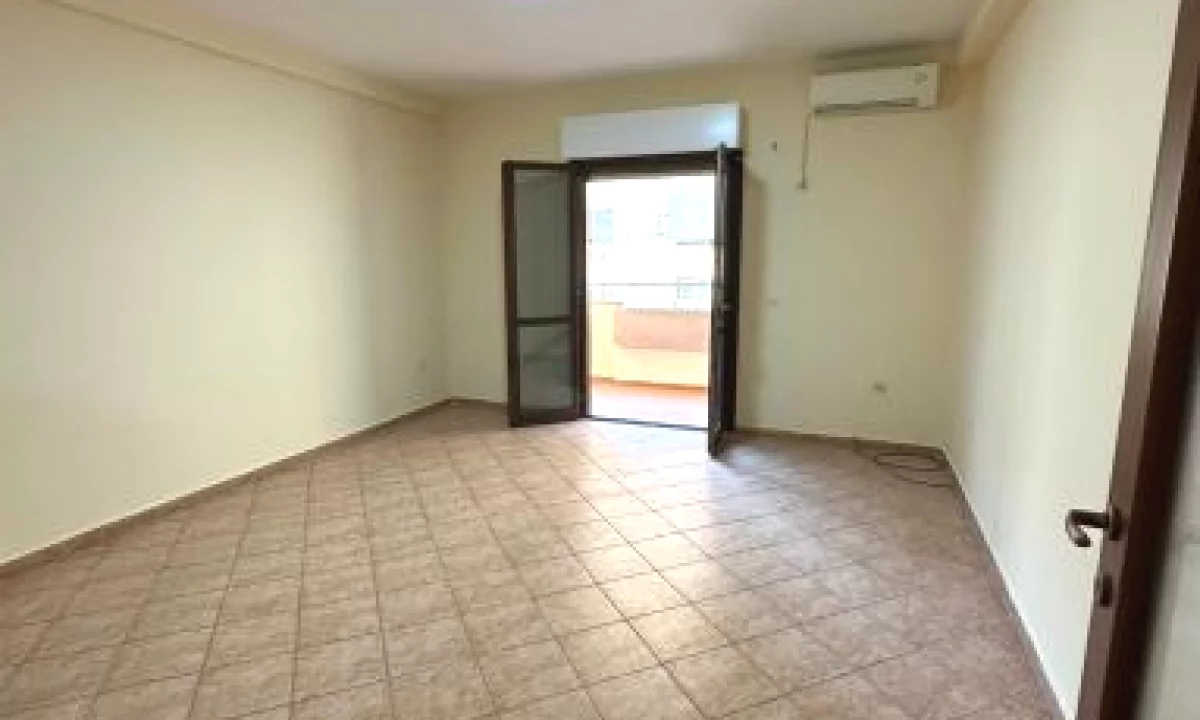 Jepet me qira apartament 2+1+2 dhe per zyra ambient biznesi, tek Komuna e Parisit , prane Klinikes E