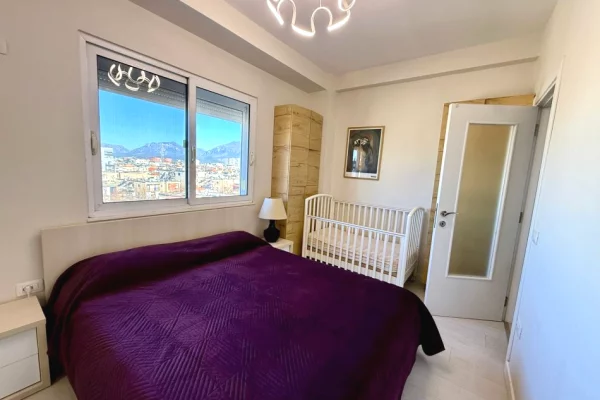 Shitet apartament i investuar 1+1 tek Rruga Arkitekt Sinani , prane La Puglia a Tirana , Brryli , Xh