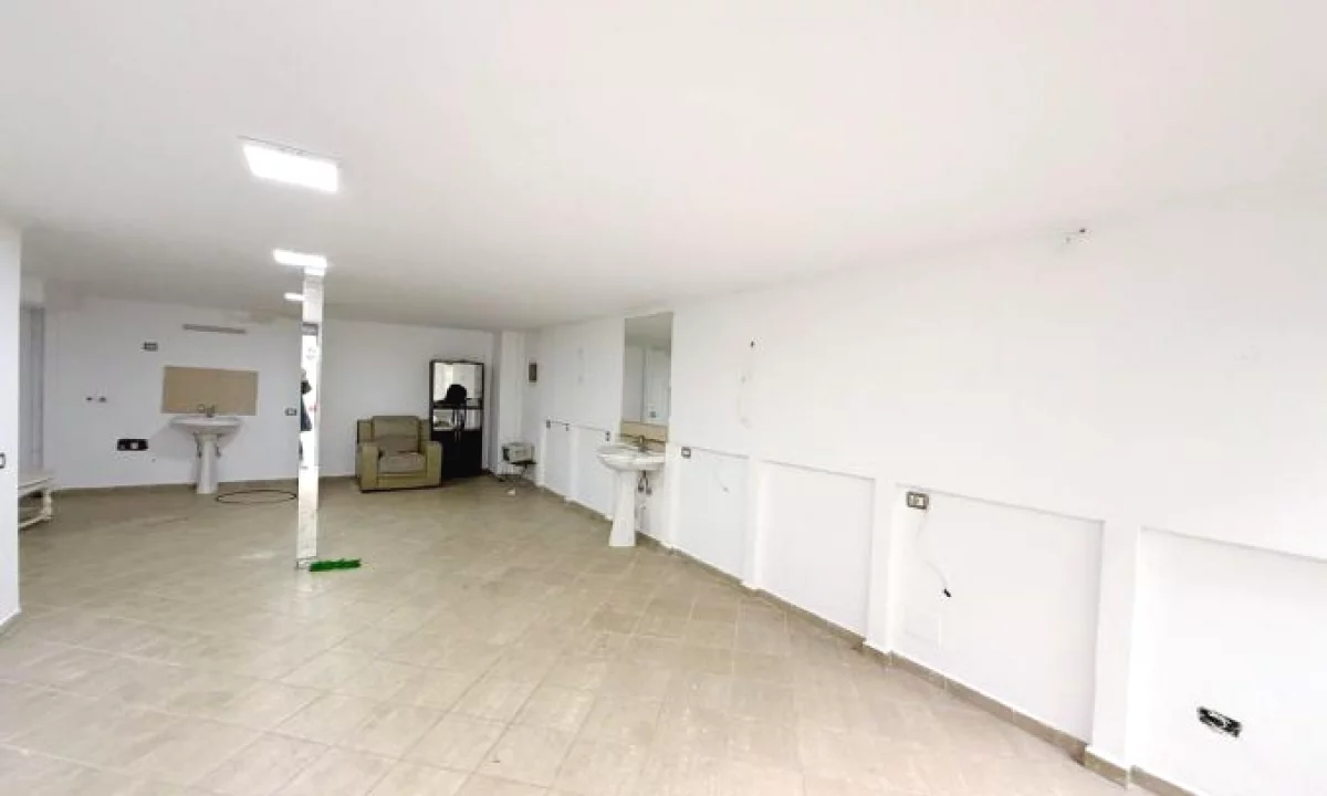 Shitet ambient biznesi Duplex, tek Pallatet Cabej , Rruga Thoma Koxhaj , Misto Mame , Yzberisht .