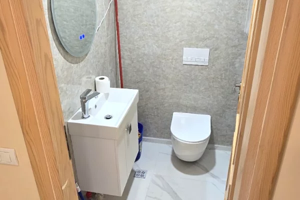 Shitet ambient duplex ne Shkoze , prane Autotraktoret , prane Elite Palace .