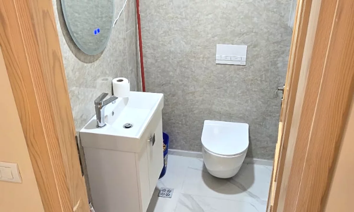 Shitet ambient duplex ne Shkoze , prane Autotraktoret , prane Elite Palace .