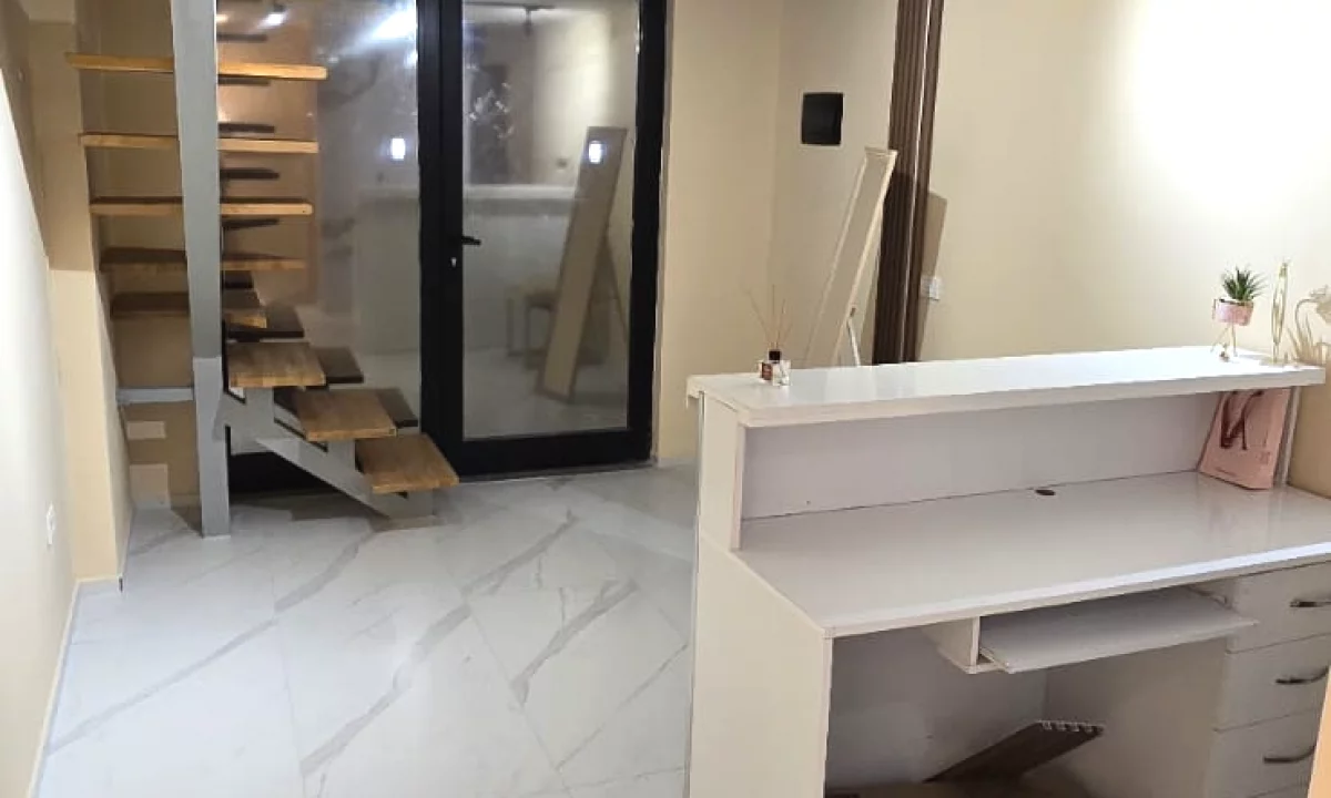 Jepet ambient duplex me qira ne Shkoze , prane Autotraktoret , prane Elite Palace .