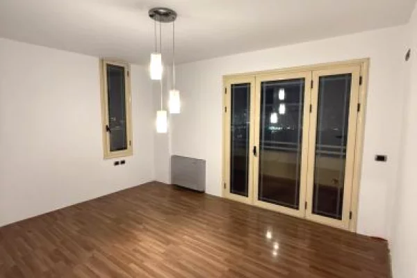 Rast Okazioni!  Shitet apartament 2+1+2 me siperfaqe 173m2 tek Liqeni Artificial pamje e lire.