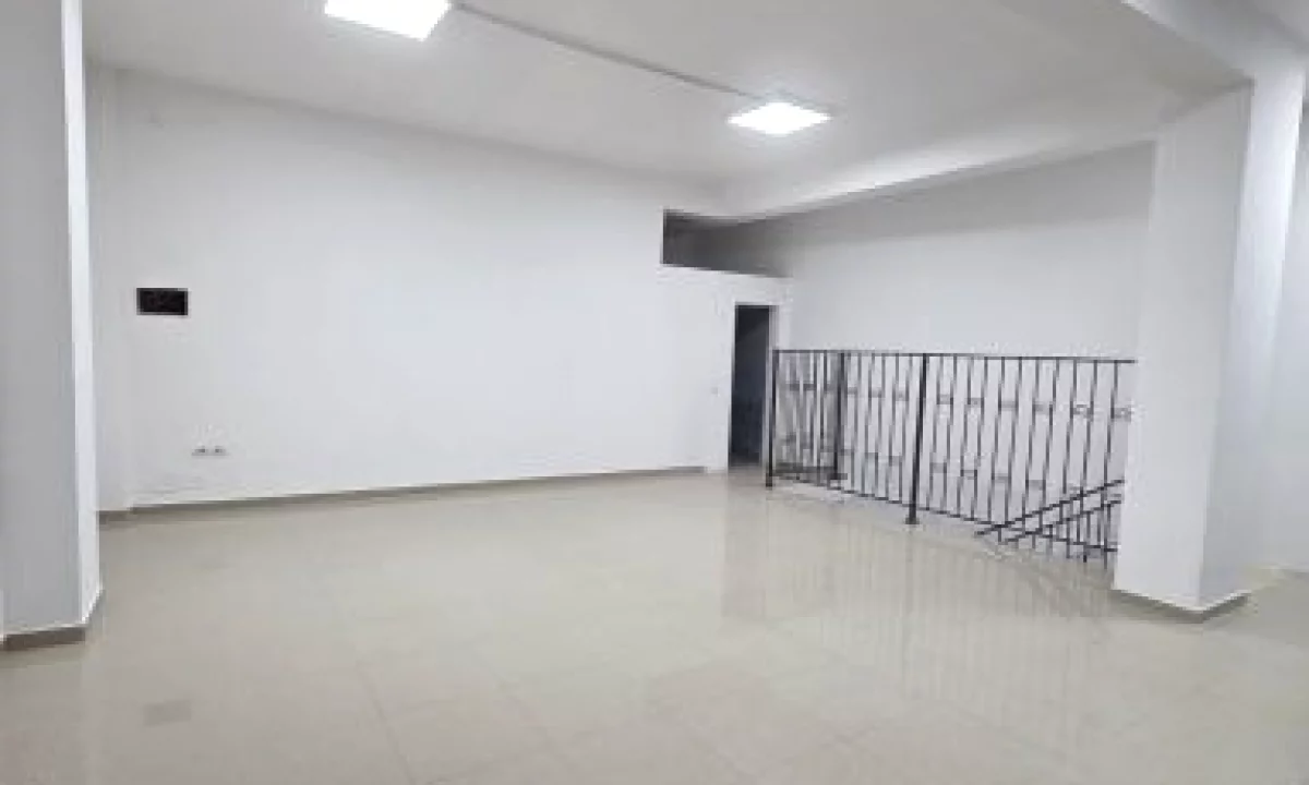 Jepet me qira ambjent biznesi tek pallatet Cabej , Yzberisht , Misto Mame .