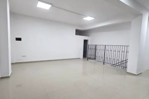 Jepet me qira ambjent biznesi tek pallatet Cabej , Yzberisht , Misto Mame .