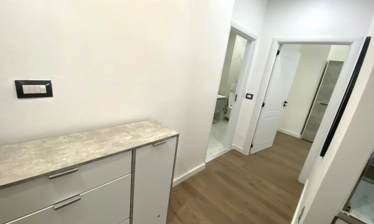 Shtepi ne shitje Apartament ne Tirane, 1+1, Mobilimi E mobiluar, Pagesa 175,000  Euro.