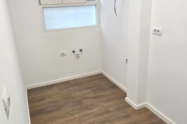 Shitet apartament 1+1+Kuzhine e Vecuar tek Shkolla 1 Maji , Rruga Ali Demi , Shkolla e Baletit , Rru