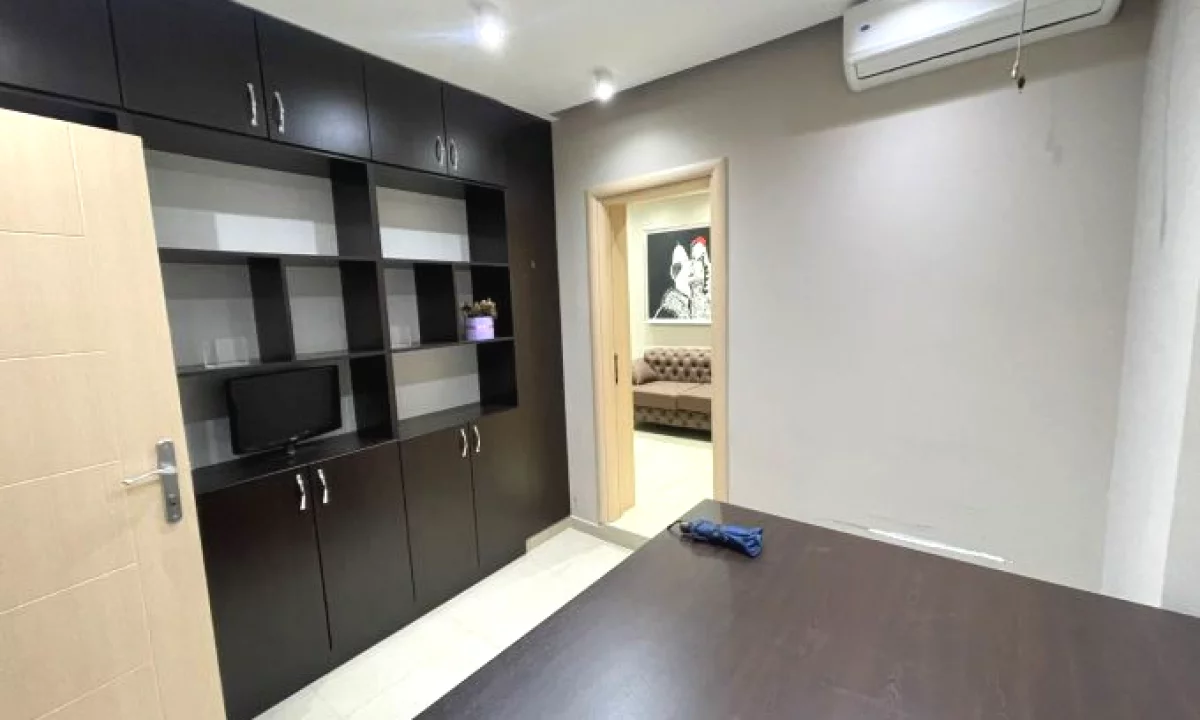 Jepet ambient biznesi me qira , tek Rruga Myslym Shyri 