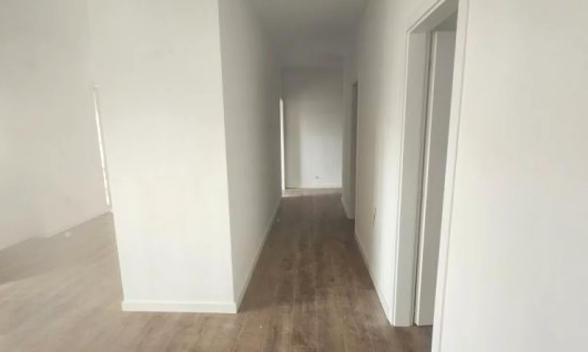 Shtepi ne shitje Apartament ne Tirane, 3+1, Mobilimi Bosh, pa mobiluar, Pagesa 339,000  Euro.