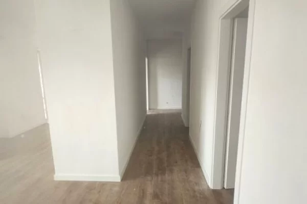 Shitet apartament 3+1+2 tek Pazari i Ri.