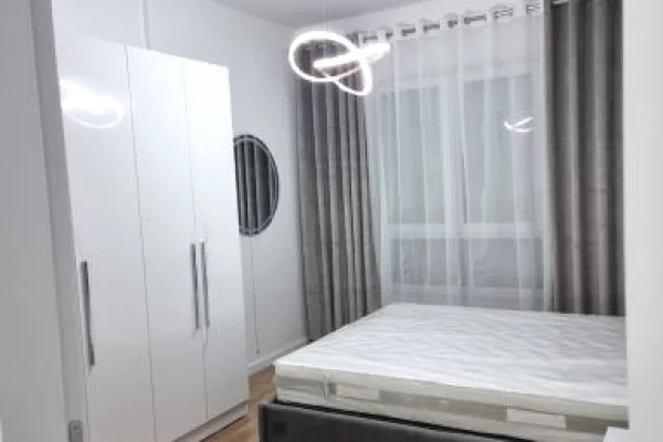 Jepet me qira apartament 1+1+Post Parkimi, tek Komuna e Parisit, prane Raiffeisen Bank.