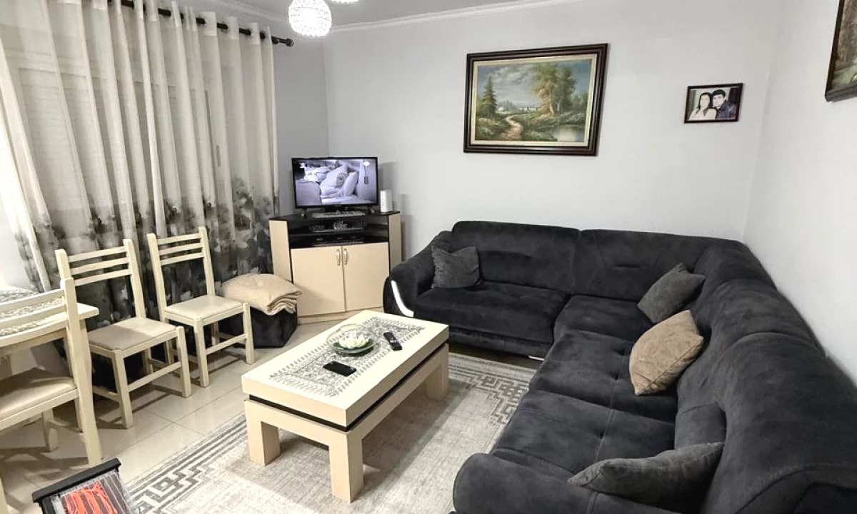 Shtepi ne shitje Apartament ne Tirane, 2+1, Mobilimi E mobiluar, Pagesa 90,000  Euro.