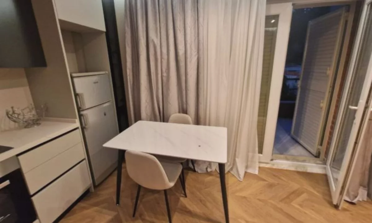 Shtepi ne shitje Apartament ne Tirane, 1+1, Mobilimi E mobiluar, Pagesa 180,000  Euro.