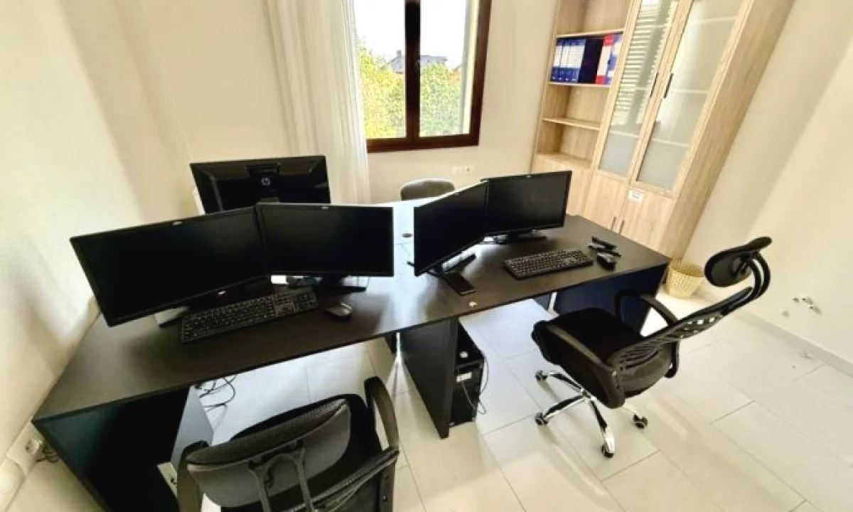 Shtepi me qera Apartament ne Tirane, 3+1, Mobilimi Pjeserisht e mobiluar, Pagesa 500  Euro.