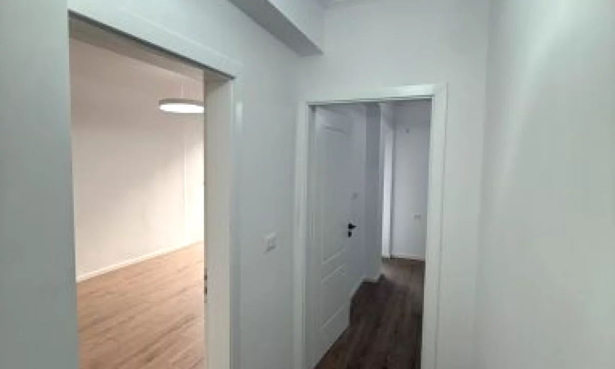 Shtepi ne shitje Apartament ne Tirane, 1+1, Mobilimi Bosh, pa mobiluar, Pagesa 115,000  Euro.