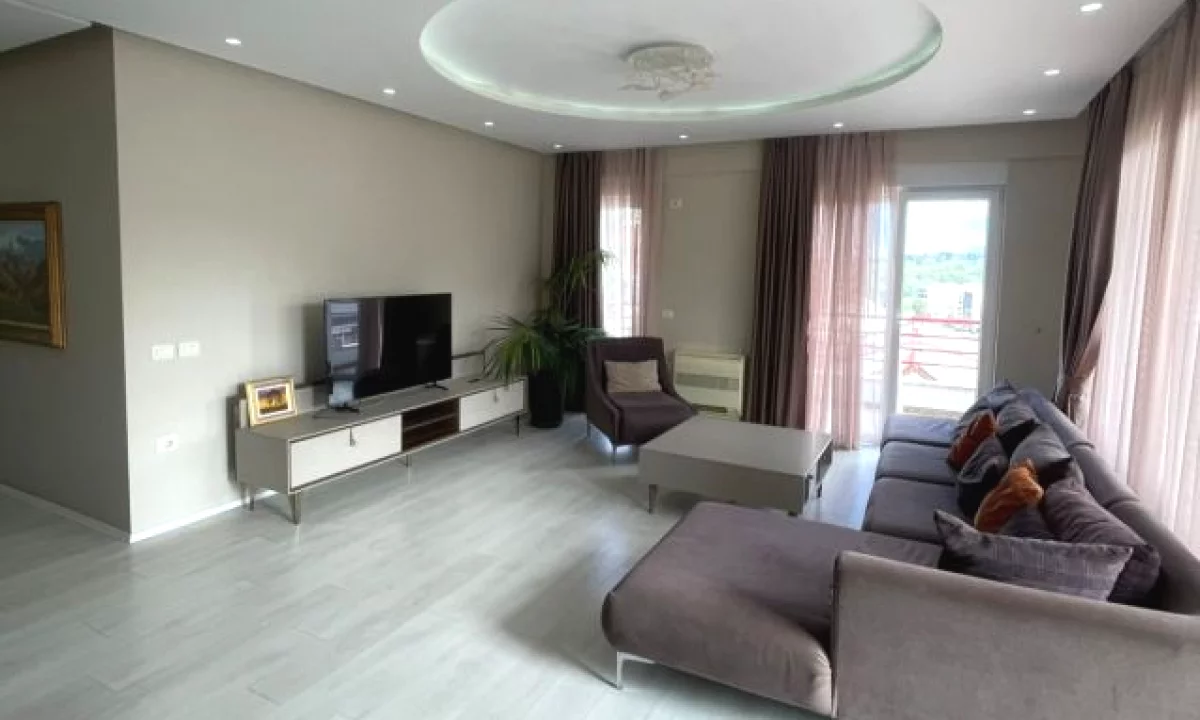 Appartamento in affitto a Tirana 3+1, Arredato