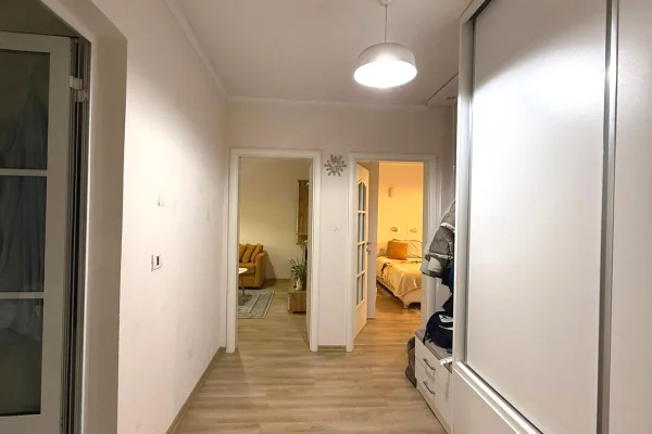 Shitet Apartament 1+1 tek Bulevardi Bajram Curri , prane Shkolla e Baletit , Rruga e Elbasanit , Rru