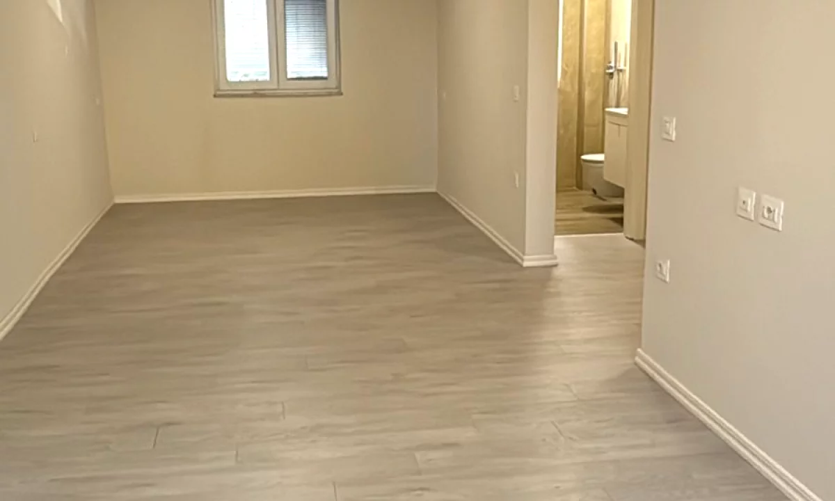 Jepet ambient biznesi me qira , 21 Dhjetori , Prane Bar Oslo , Rruga e Kavajes.