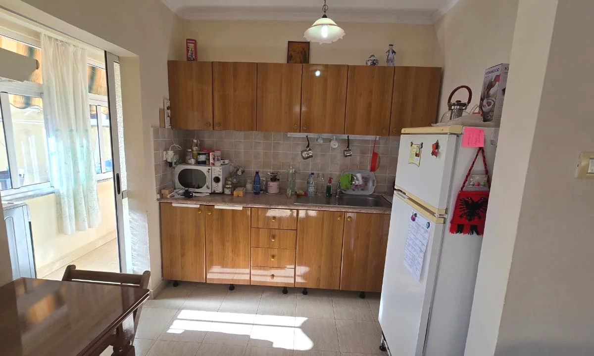 Shtepi ne shitje Apartament ne Tirane, 1+1, Mobilimi Pjeserisht e mobiluar, Pagesa 95,000  Euro.