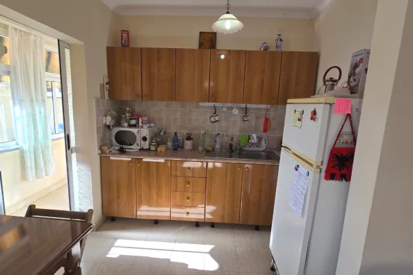 Shitet Apartament 1+1 tek Rruga Ali Demi , prane Diamond Coffee , prane Big Market Ali Demi , Ish Tr