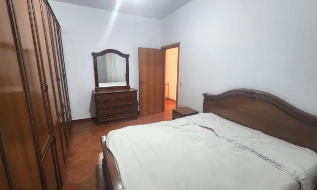 Shtepi me qera Papafingo(kati i catise) ne Tirane, 2+1, Mobilimi E mobiluar, Pagesa 600  Euro.