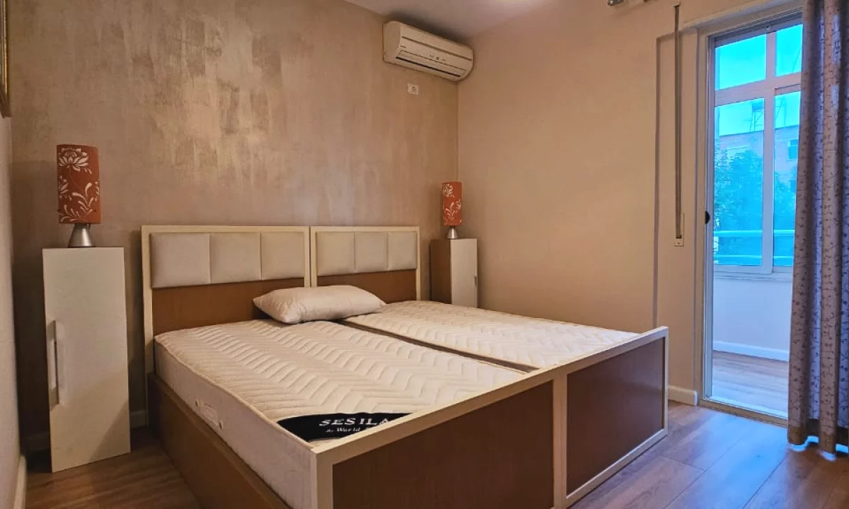 Shtepi ne shitje Apartament ne Tirane, 1+1, Mobilimi Pjeserisht e mobiluar, Pagesa 163,000  Euro.