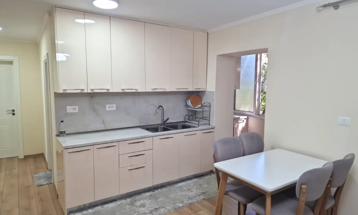 Shtepi ne shitje Apartament ne Tirane, 1+1, Mobilimi E mobiluar, Pagesa 160,000  Euro.