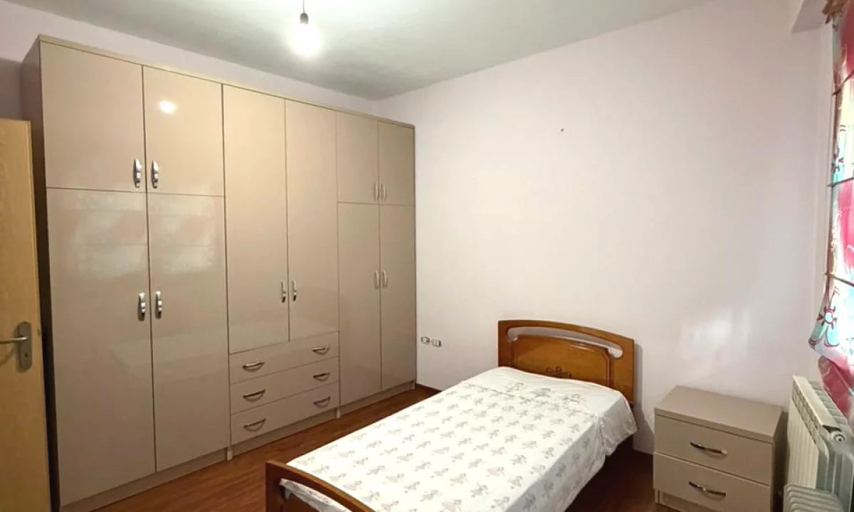 Shtepi ne shitje Apartament ne Tirane, 3+1, Mobilimi E mobiluar, Pagesa 175,000  Euro.