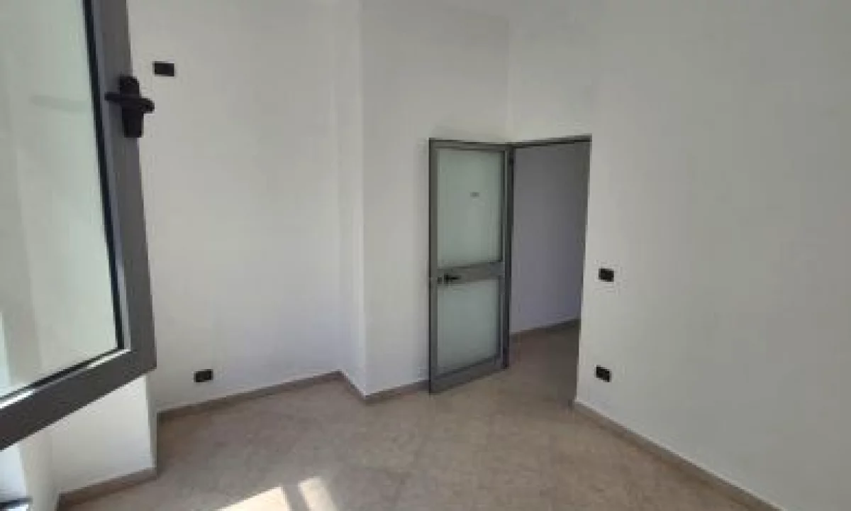 Jepet zyre me qira tek Rruga Myslym Shyri , prane Karburant Kastrati .