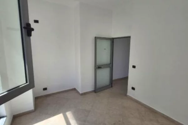 Ambient biznesi me qera 3+1 ne Tirane - 960 Euro