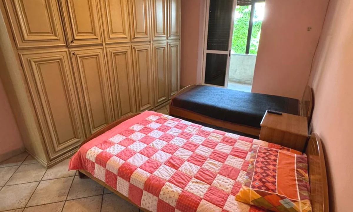 Shtepi ne shitje Apartament ne Tirane, 1+1, Mobilimi Pjeserisht e mobiluar, Pagesa 150,000  Euro.