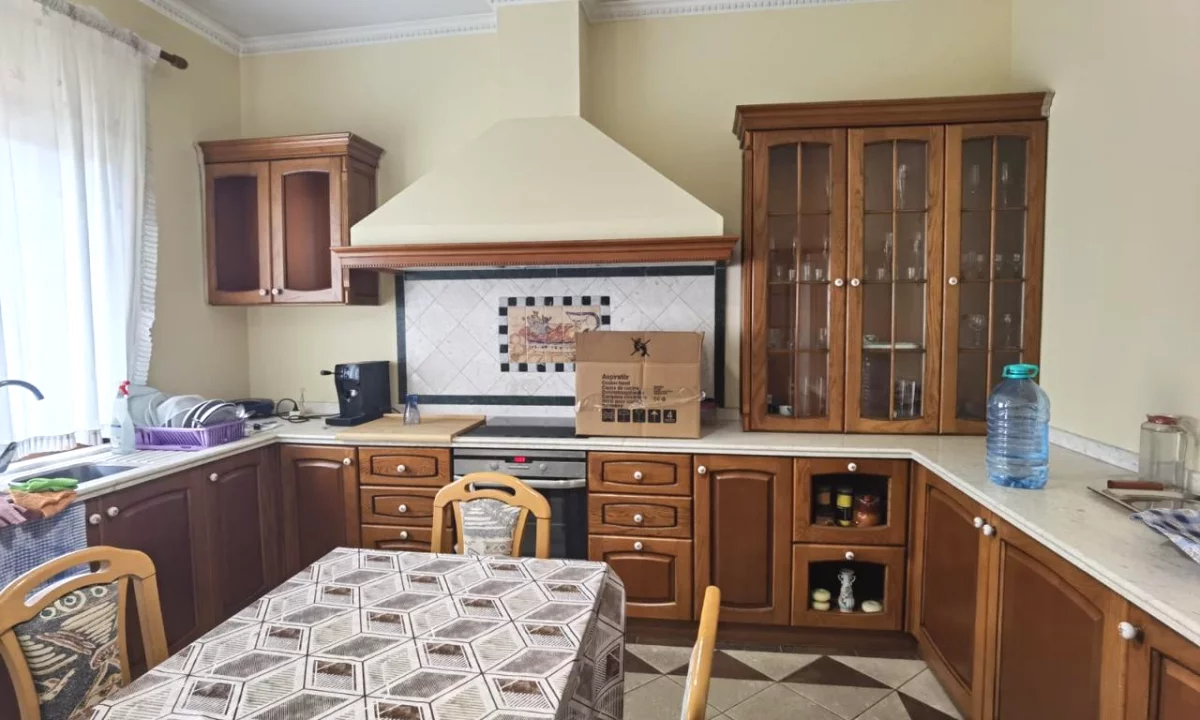 Shtepi me qera Vila Luksoze ne Tirane, 3+1, Mobilimi E mobiluar, Pagesa 950  Euro.
