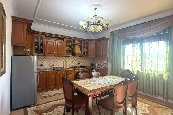 Shtepi me qera 5+1 ne Tirane - 1,500 Euro
