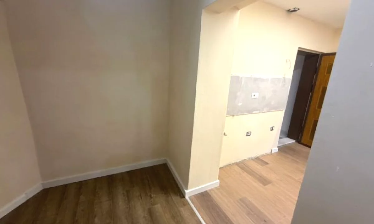 Shtepi ne shitje Apartament ne Tirane, Garsoniere, Mobilimi Bosh, pa mobiluar, Pagesa 78,000  Euro.