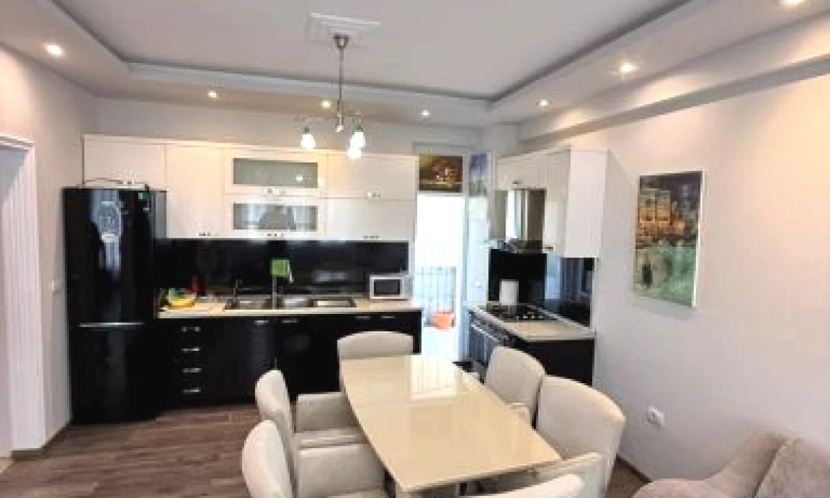 Shtepi ne shitje Apartament ne Tirane, 2+1, Mobilimi Pjeserisht e mobiluar, Pagesa 256,000  Euro.