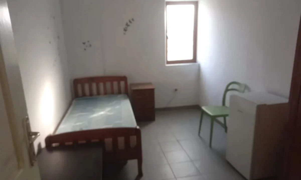 Shtepi me qera Apartament ne Tirane, 3+1, Mobilimi E mobiluar, Pagesa 450  Euro.