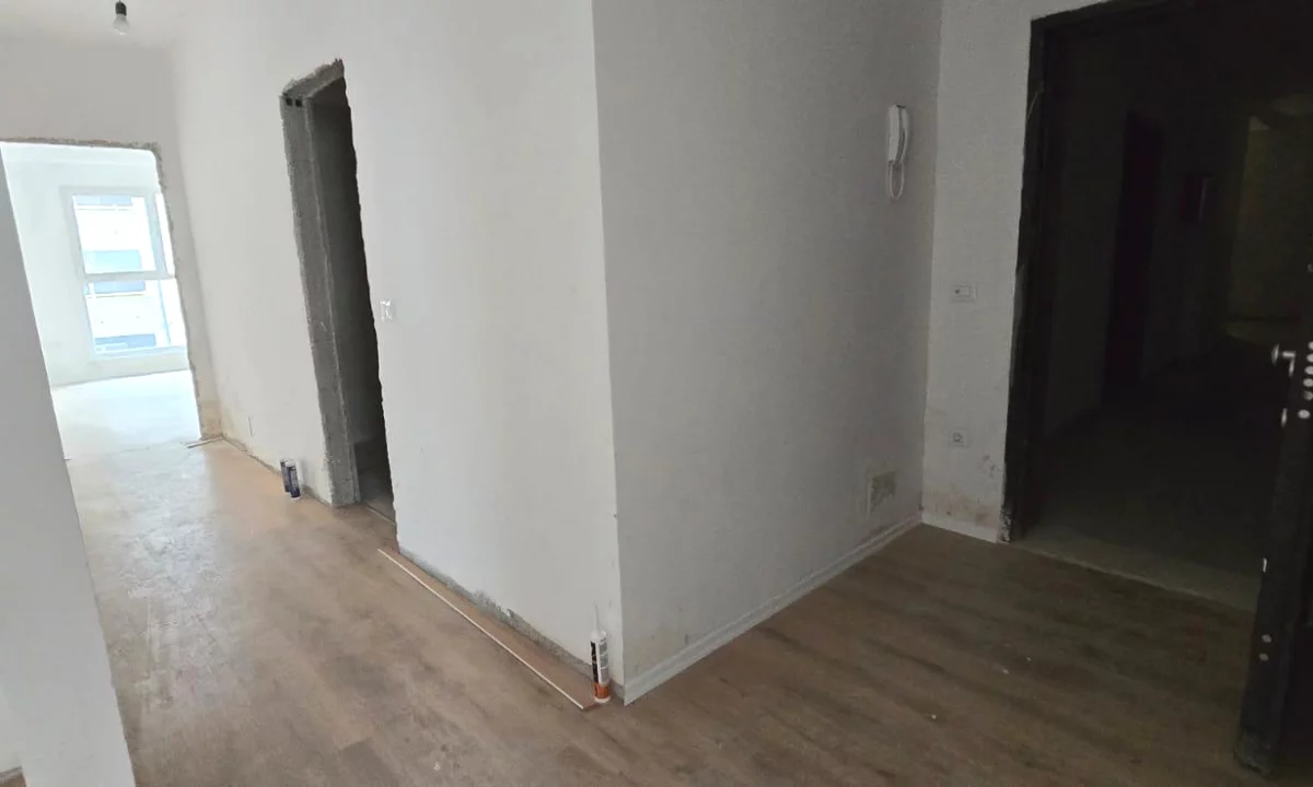 Shtepi ne shitje Apartament ne Tirane, 2+1, Mobilimi Bosh, pa mobiluar, Pagesa 190,000  Euro.