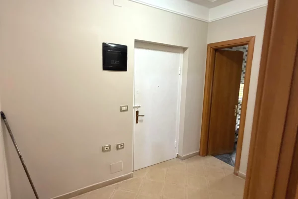 Shitet Apartament 2+1 tek 21 Dhjetori , prane Bar Oslo , Rruga e Kavajes .