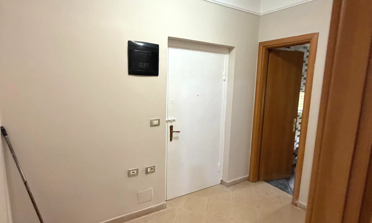 Shtepi ne shitje Apartament ne Tirane, 2+1, Mobilimi Bosh, pa mobiluar, Pagesa 160,000  Euro.