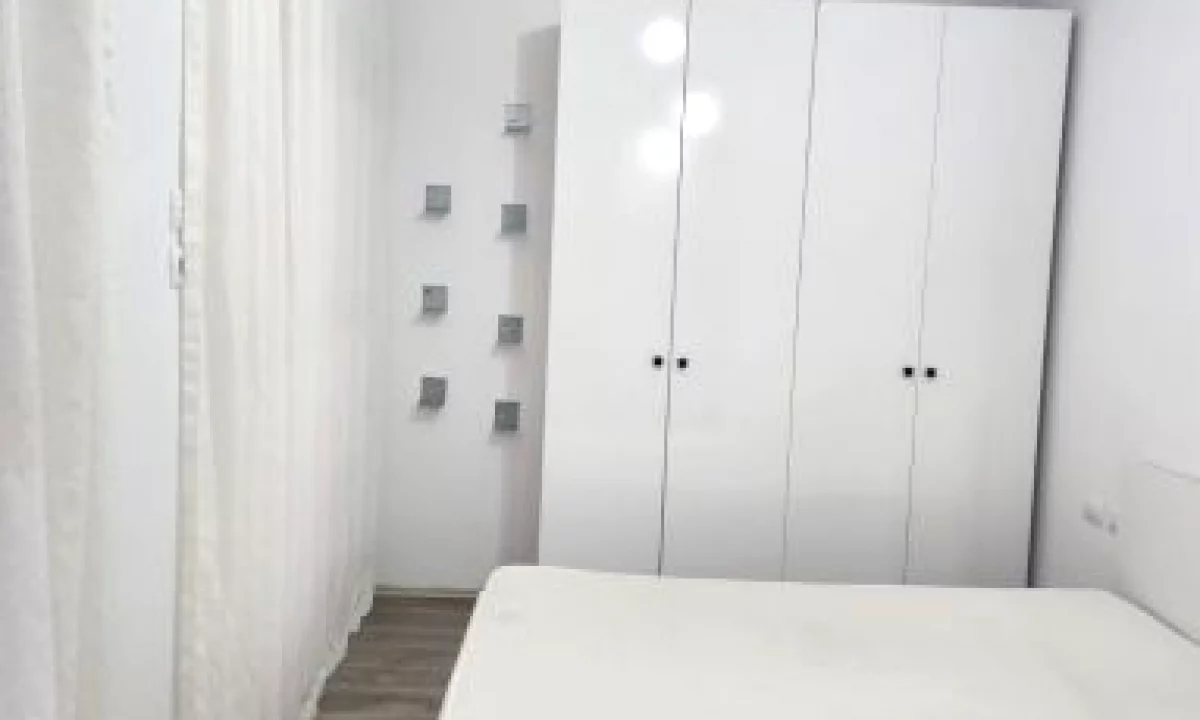Shtepi ne shitje Apartament ne Tirane, Garsoniere, Mobilimi E mobiluar, Pagesa 84,000  Euro.