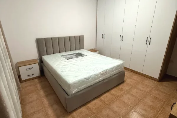 Jepet apartament 1+1 me qira tek Rruga 5 Maji, Rruga Pal Hasi , Bulevardi i Ri .