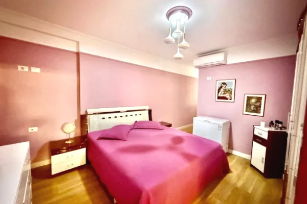 Jepet me qira apartament 2+1+2, tek Komuna e Parisit, prane Pasticeri Nefeli.