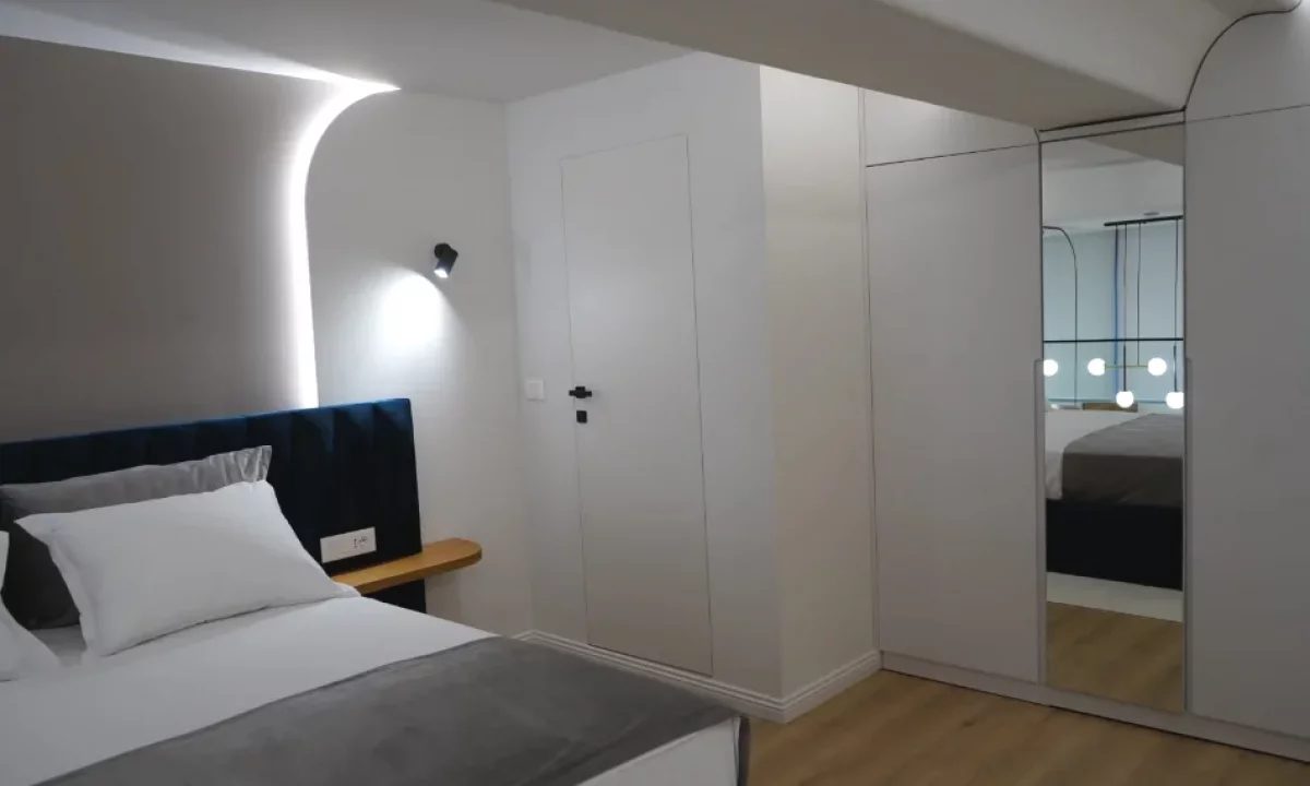 Shtepi me qera Duplex(shtepi me 2 kate) ne Tirane, 1+1, Mobilimi E mobiluar, Pagesa 1,000  Euro.