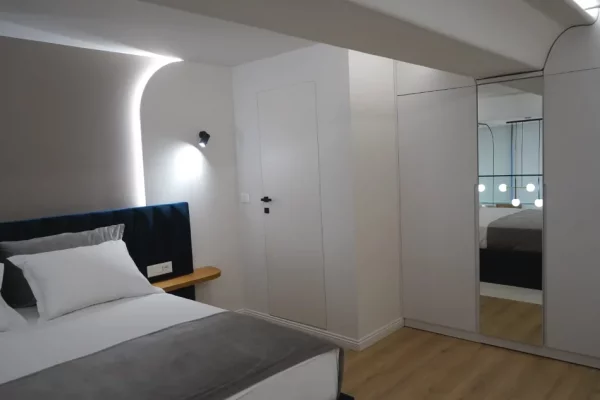Jepet duplex me qira tek Shkolla e Kuqe , Gjimnazi Partizani .