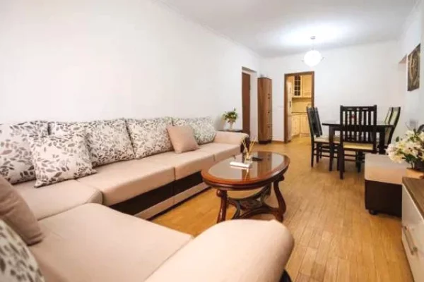 Jepet me qira apartament 4+1+2+ballkon tek Rruga Mine Peza , Rruga e Durresit , Zogu i Zi .