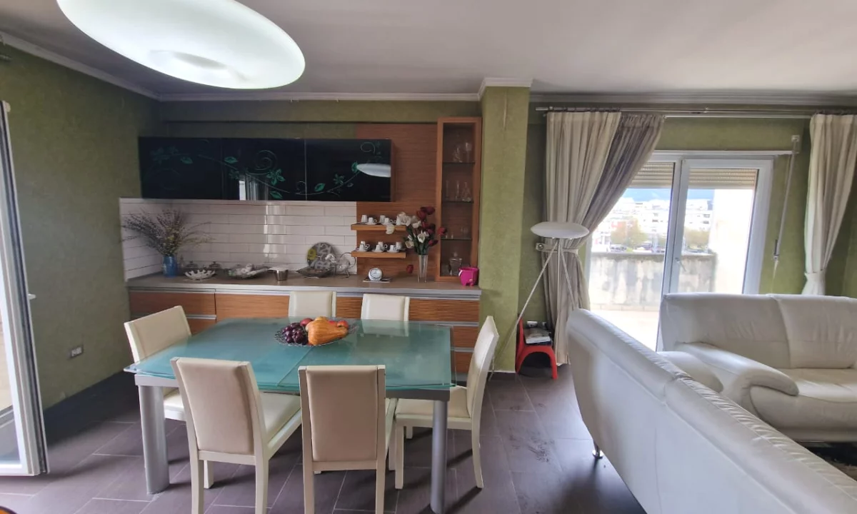 Shtepi ne shitje Penthose(kati i fundit panoramik) ne Tirane, 2+1, Mobilimi E mobiluar, Pagesa 312,000  Euro.