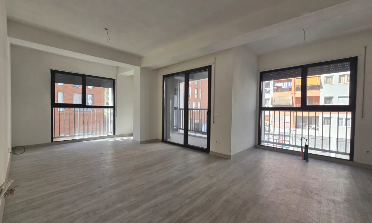 Shtepi ne shitje Apartament ne Tirane, 3+1, Mobilimi Bosh, pa mobiluar, Pagesa 294,000  Euro.